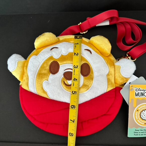 Disney Parks Munchlings Winnie The Pooh Crossbody Bag Honey Cake NEW - Picture 4 of 7